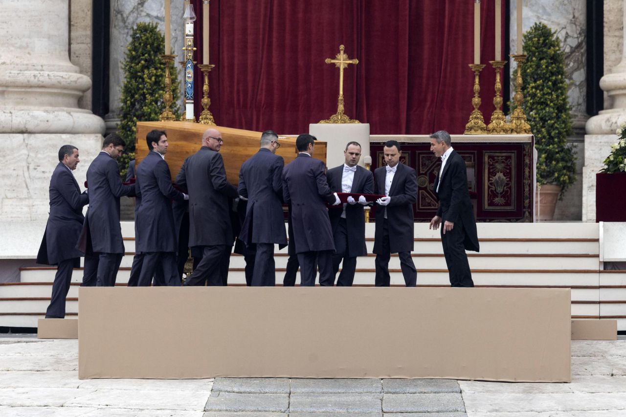 Llega el ataud de Benedicto XVI a la plaza de San Pedro