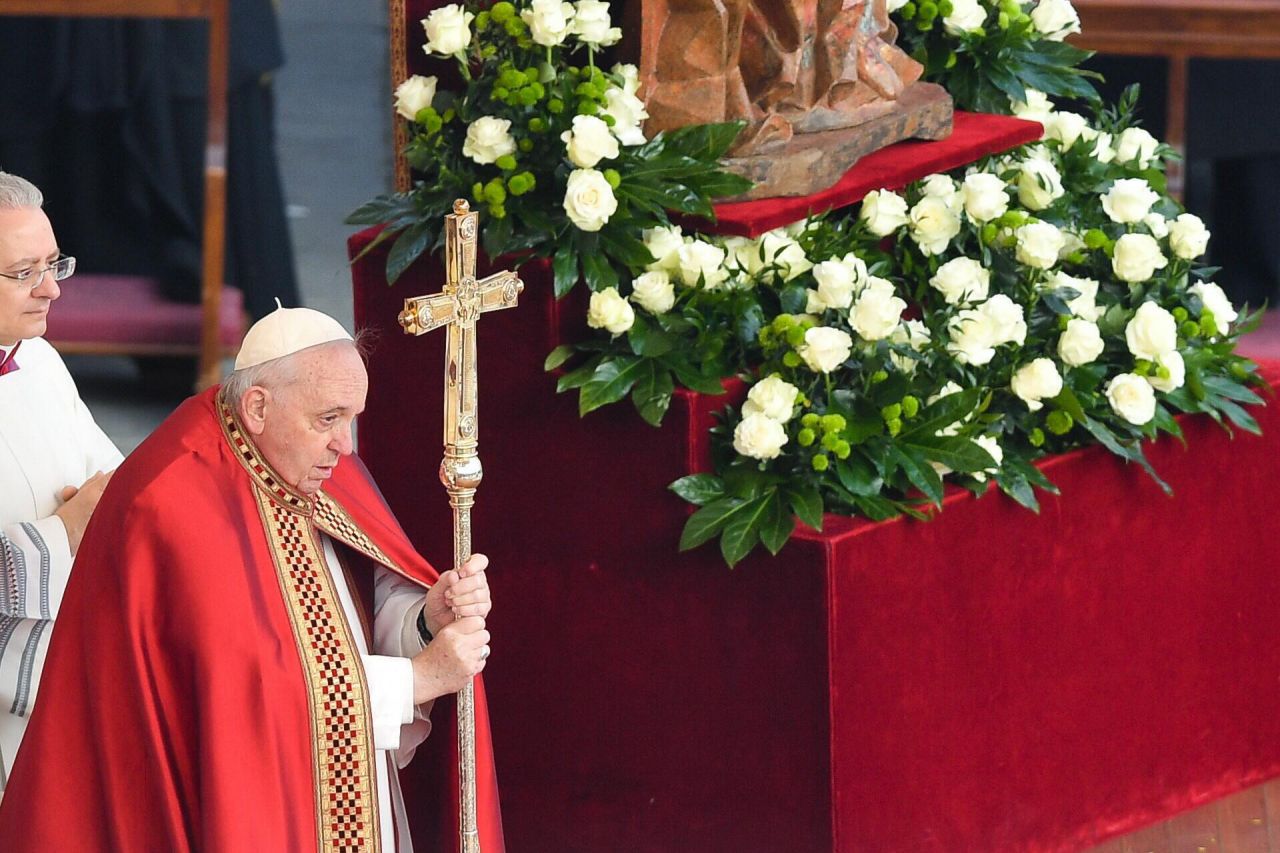 El Papa Francisco oficia el funeral por Benedicto XVI