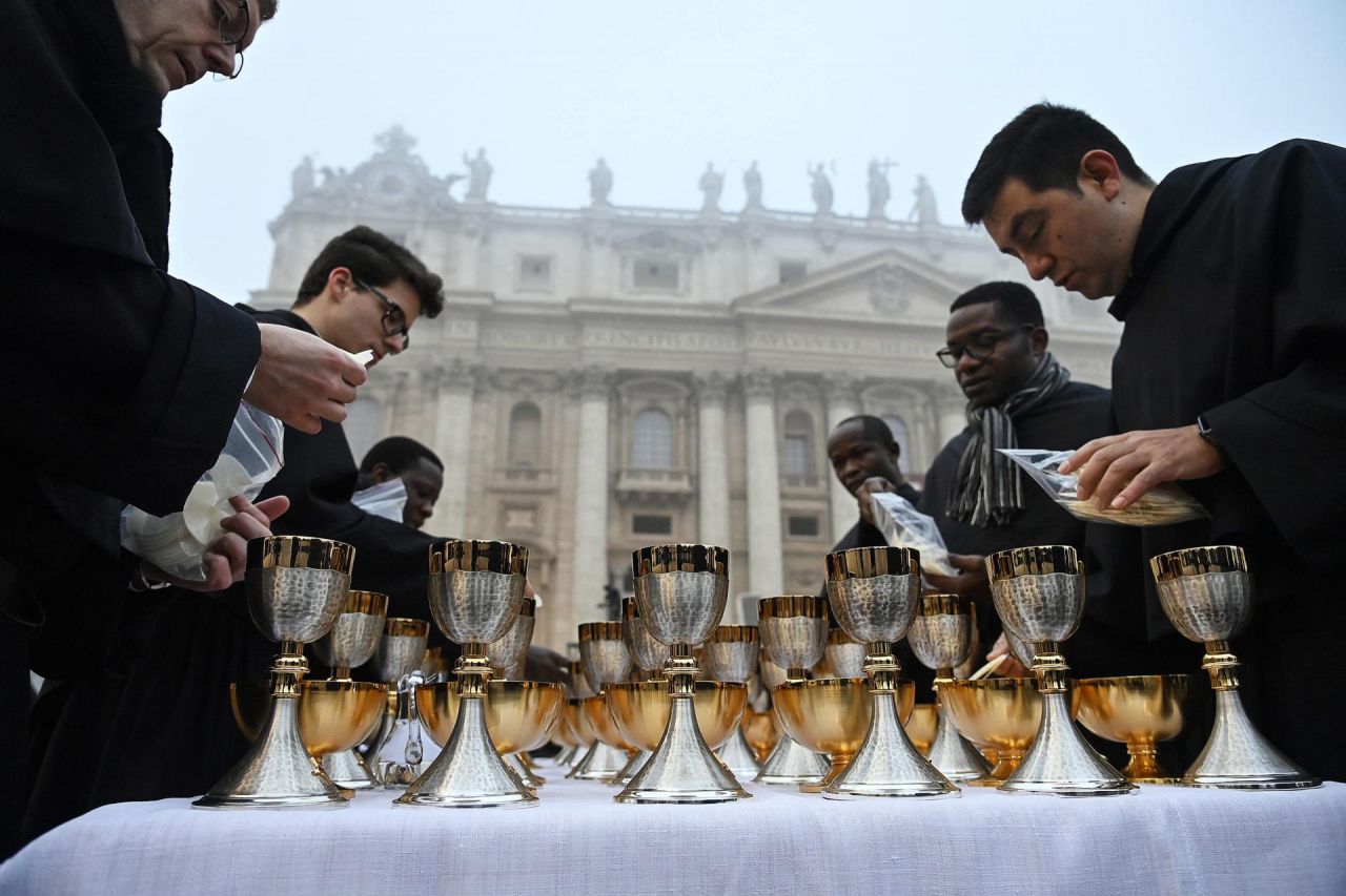 Los sacerdotes preparan la eucaristía antes del funeral por el Papa Benedicto XVI