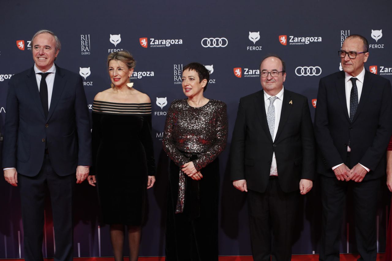 De izda a dcha: el alcalde de Zaragoza, Jorge Azcona; la vicepresidenta segunda del Gobierno, Yolanda Díaz; la presidenta de la AICE María Guerra; el ministro de Cultura, Miquel Iceta; el consejero de Educación del Gobierno de Aragón, Felipe Fácil 