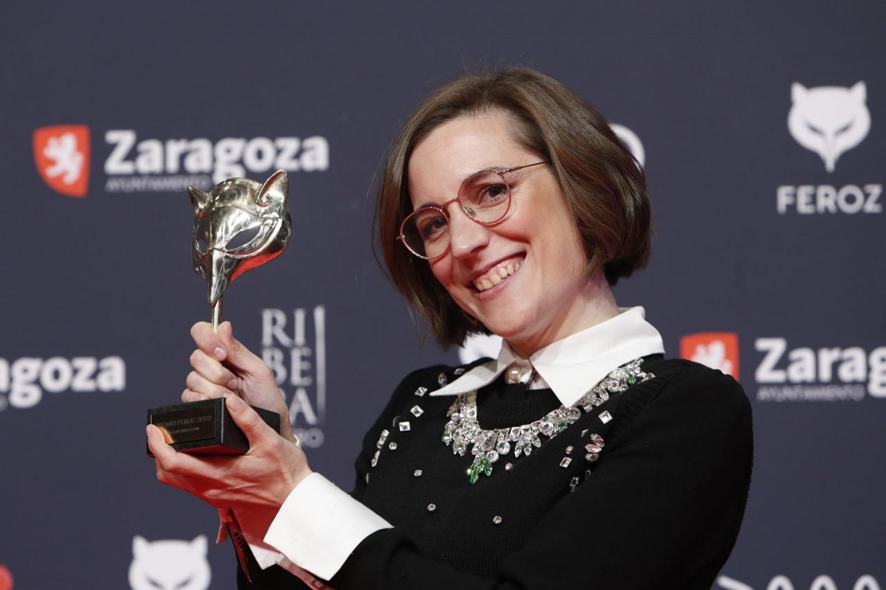 La realizadora Carla Simón tras recibir el premio a mejor dirección por su trabajo en  Alcarrás;, en la ceremonia de entrega de la décima edición de los Premios Feroz que otorga la Asociación de Informadores Cinematográficos de España (AICE), es