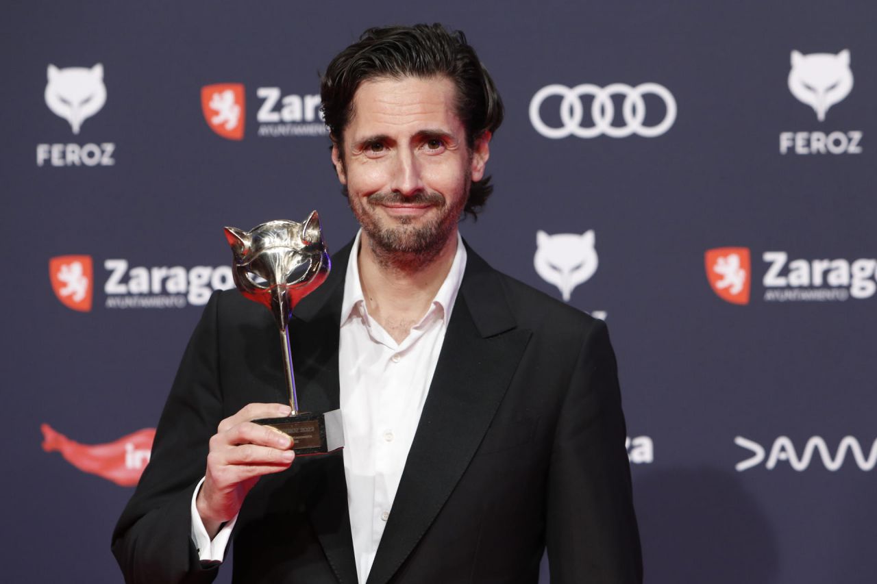 El actor Juan Diego Botto tras recibir el premio a  Mejor actor de reparto de una serie; por su trabajo en No me gusta conducir; durante la ceremonia de entrega de la décima edición de los Premios Feroz 