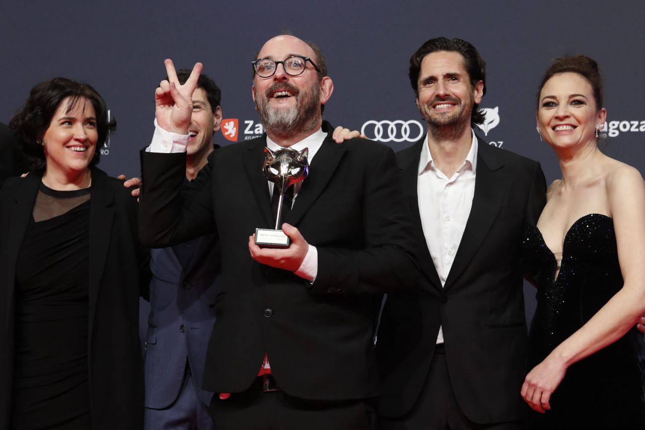El director y guionista, Borja Cobeaga, acompañado por el equipo de la serie No me gusta conducir; tras recibir el premio a mejor serie de comedia; durante la ceremonia de entrega de la décima edición de los Premios Feroz  