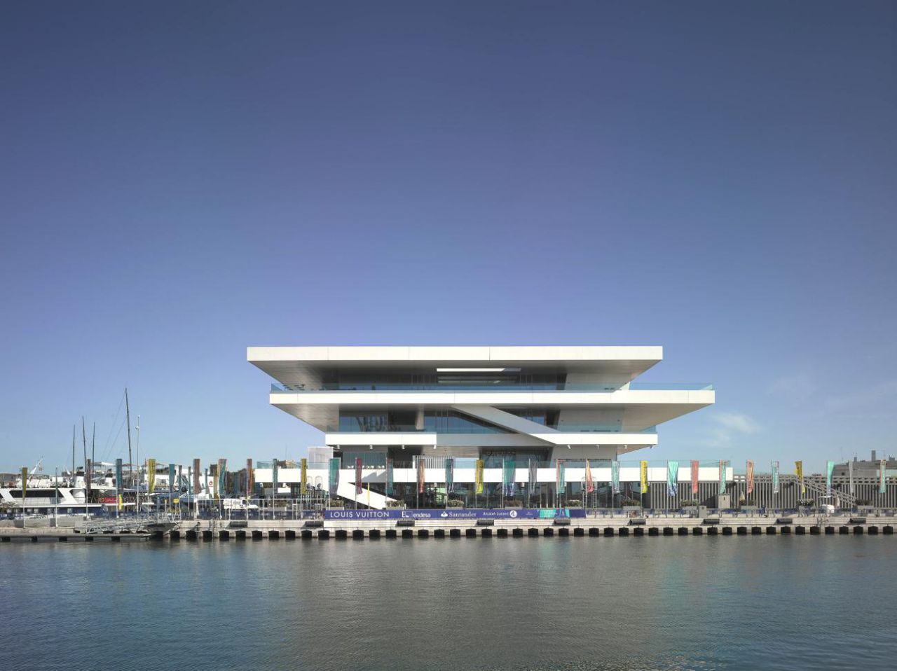 Edificio de la America's Cup 'Veles e Vents', foto cortesía de Christian Richters.