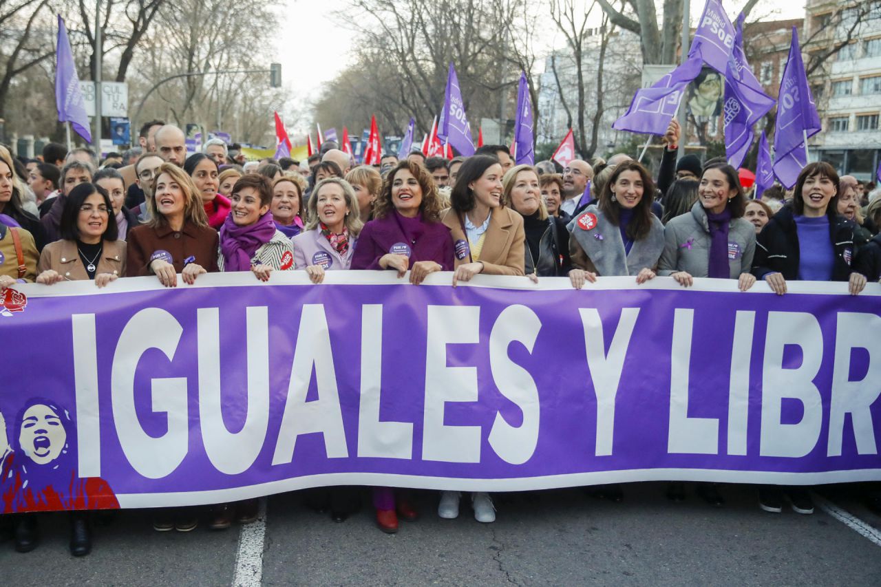 Las ministras socialistas del Gobierno en la manifestación del 8M.