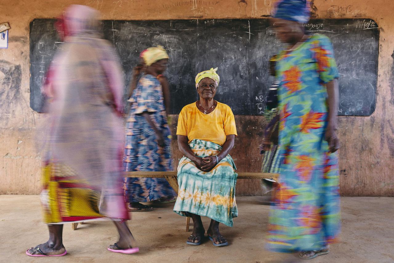 Ganadora del World Press Photo Contest Regional Africa Singles 2023 de Lee-Ann Olwage, Bob & Diane Fund, para Der Spiegel que representa Sugri Zenabu, una mangazia (líder de la comunidad femenina) del "campo de brujas" de Gambaga, sentada rodeada de residentes en Gambaga, Ghana-