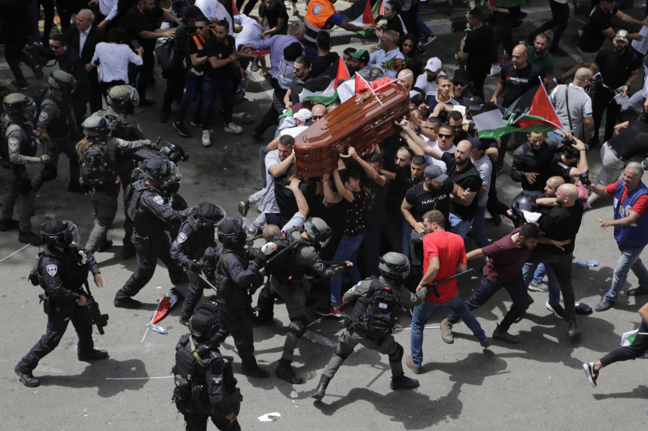 Choque de la policía israelí con los dolientes mientras llevan el ataúd de la periodista de Al Jazeera asesinada Shireen Abu Akleh durante su funeral en Jerusalén oriental.