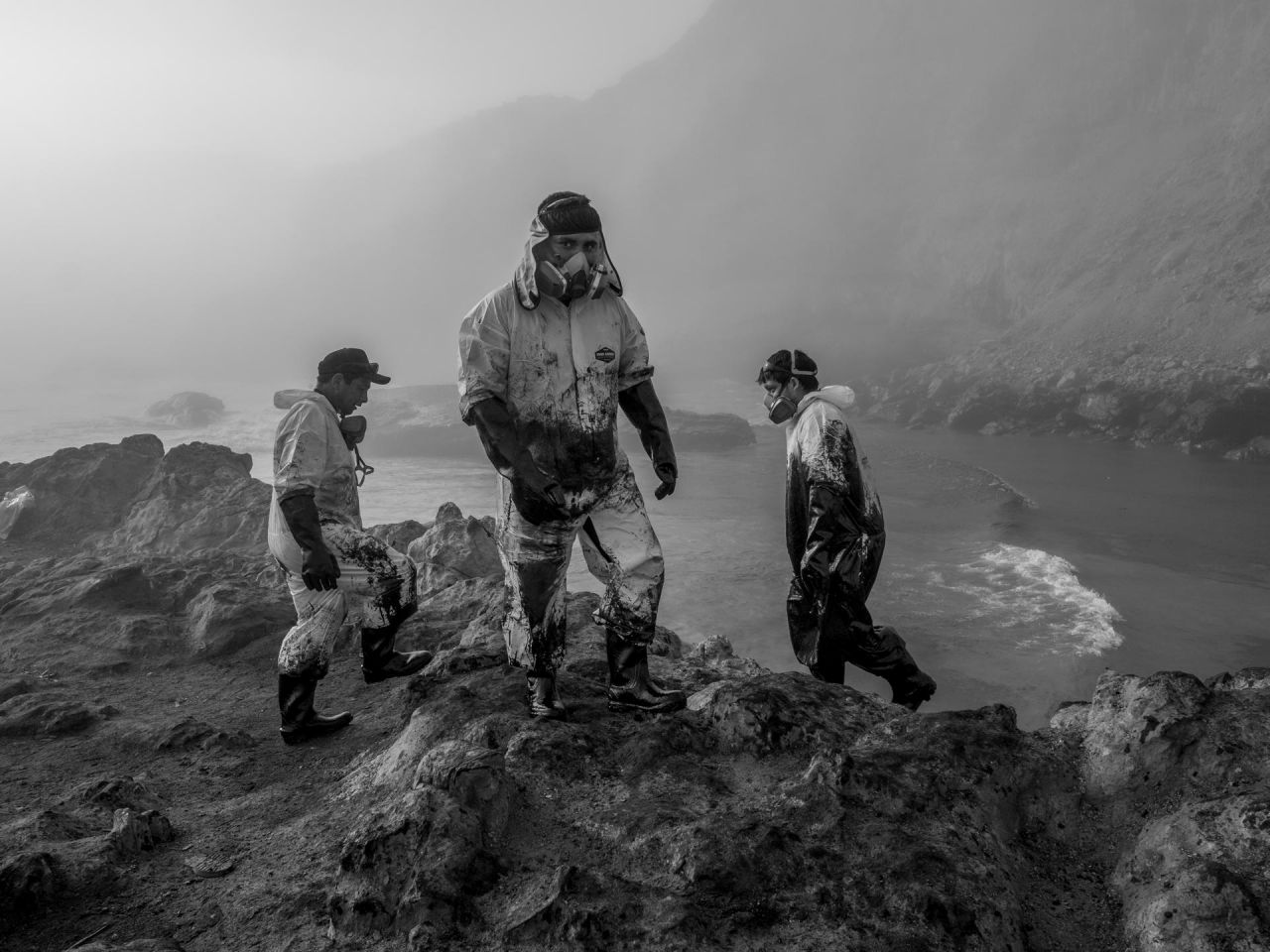 Imagen ganadora del Concurso Regional de Fotografía del World Press Photo Contest Regional South America Singles 2023 de Musuk Nolte para la Fundación Bertha que muestra a los trabajadores lidiando con el medio ambiente. desastre causado por un derrame de petróleo en la cercana refinería La Pampilla de Repsol en Playa Cavero, Perú.