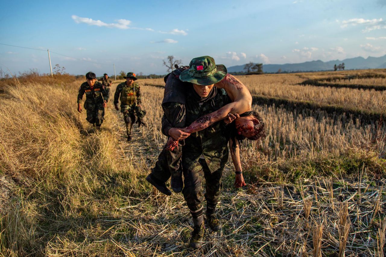 Luchadores de la resistencia de la Defensa del Pueblo Las fuerzas (PDF) se retiran con el cuerpo de un camarada, luego de un enfrentamiento con el ejército de Birmania.