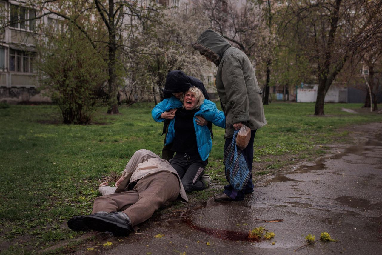 Ganadora del World Press Photo Contest Regional Europe 2023 de Alkis Konstantinidis para Reuters que muestra a Yana Bachek (centro), consolada por su pareja Yevgeniy Vlasenko y su madre Lyubov lloran sobre el cuerpo de su padre Victor Gubarev (79), asesinado mientras compraba pan durante el bombardeo de Járkov Ucrania, el 18 de abril de 2022.