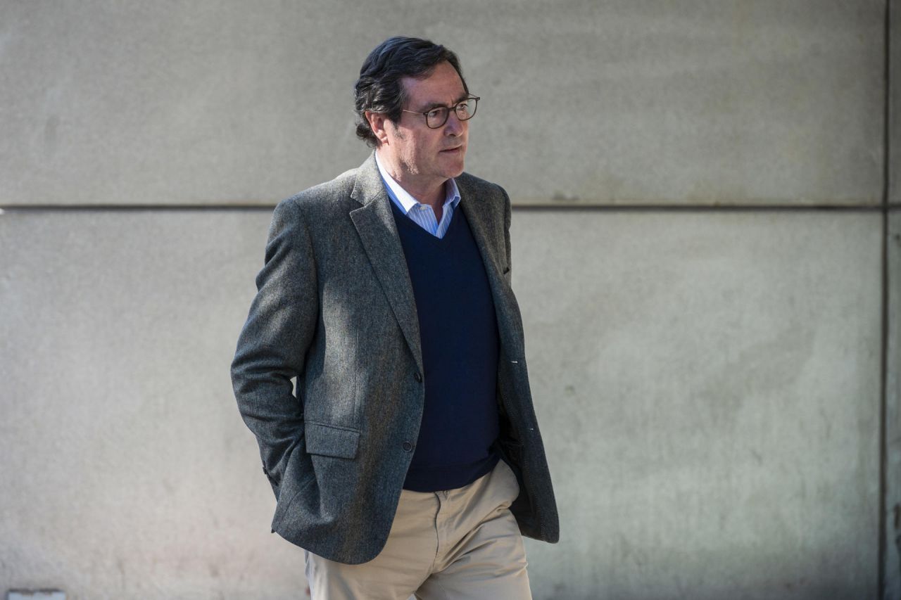 El presidente de la CEOE Antonio Garamendi a su llegada a la capilla ardiente del exministro del PP Josep Piqué, fallecido ayer jueves a los 68 años en Madrid, que permanecerá abierta hasta las 14.00 horas, este viernes en Madrid.-
