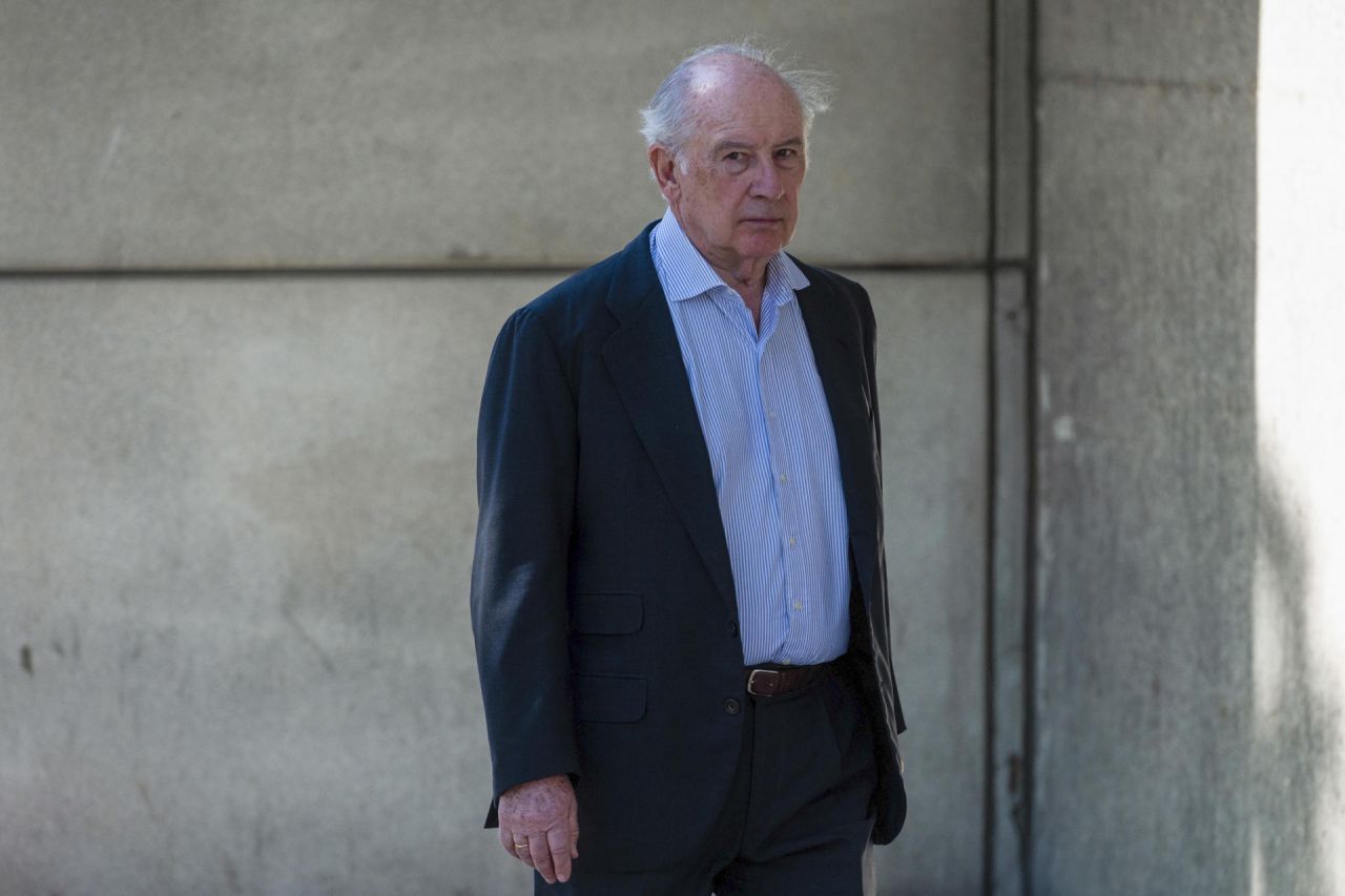 El exministro de Economía Rodrigo Rato a su llegada a la capilla ardiente del exministro del PP Josep Piqué, fallecido ayer jueves a los 68 años en Madrid, que permanecerá abierta hasta las 14.00 horas, este viernes en Madrid.-