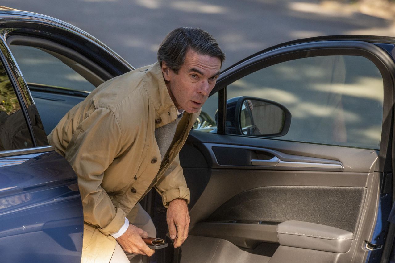 El expresidente del gobierno José María Aznar a su llegada a la capilla ardiente del exministro del PP Josep Piqué, fallecido ayer jueves a los 68 años en Madrid, que permanecerá abierta hasta las 14.00 horas, este viernes en Madrid.-