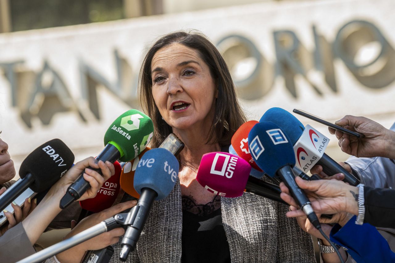 La candidata a la alcaldía de Madrid Reyes Maroto, realiza declaraciones a su llegada a la capilla ardiente del exministro del PP Josep Piqué, fallecido ayer jueves a los 68 años en Madrid, que permanecerá abierta hasta las 14.00 horas, este viernes en Madrid.-