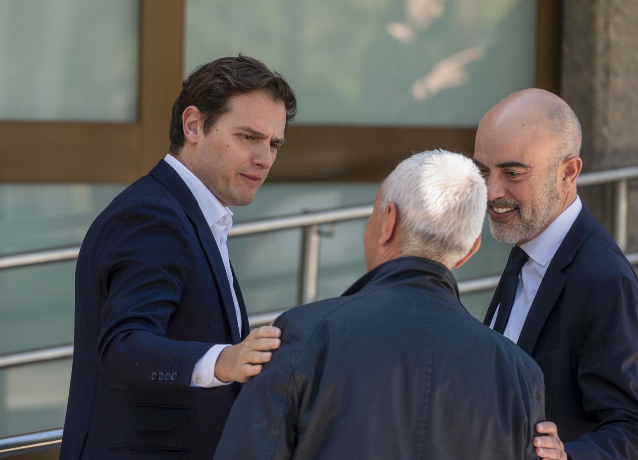 El exlider de Ciudadanos Albert Rivera a su llegada a la capilla ardiente del exministro del PP Josep Piqué, fallecido ayer jueves a los 68 años en Madrid, que permanecerá abierta hasta las 14.00 horas, este viernes en Madrid.-