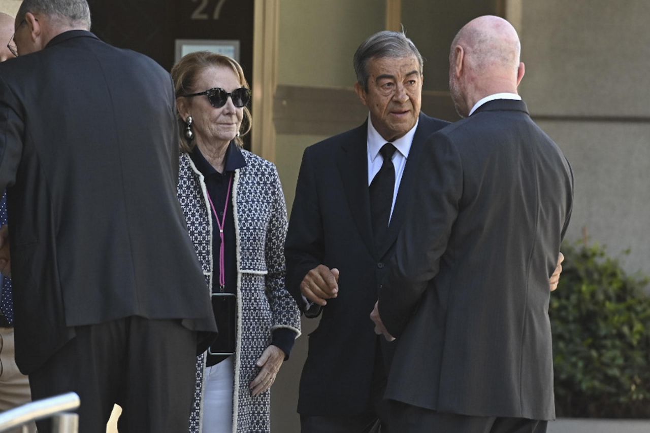 La expresidenta de la Comunidad de Madrid Esperanza Aguirre y el exministro de Fomento Francisco Álvarez Cascos, en la capilla ardiente del exministro del PP Josep Piqué, fallecido ayer jueves a los 68 años en Madrid, que permanecerá abierta hasta las 14.