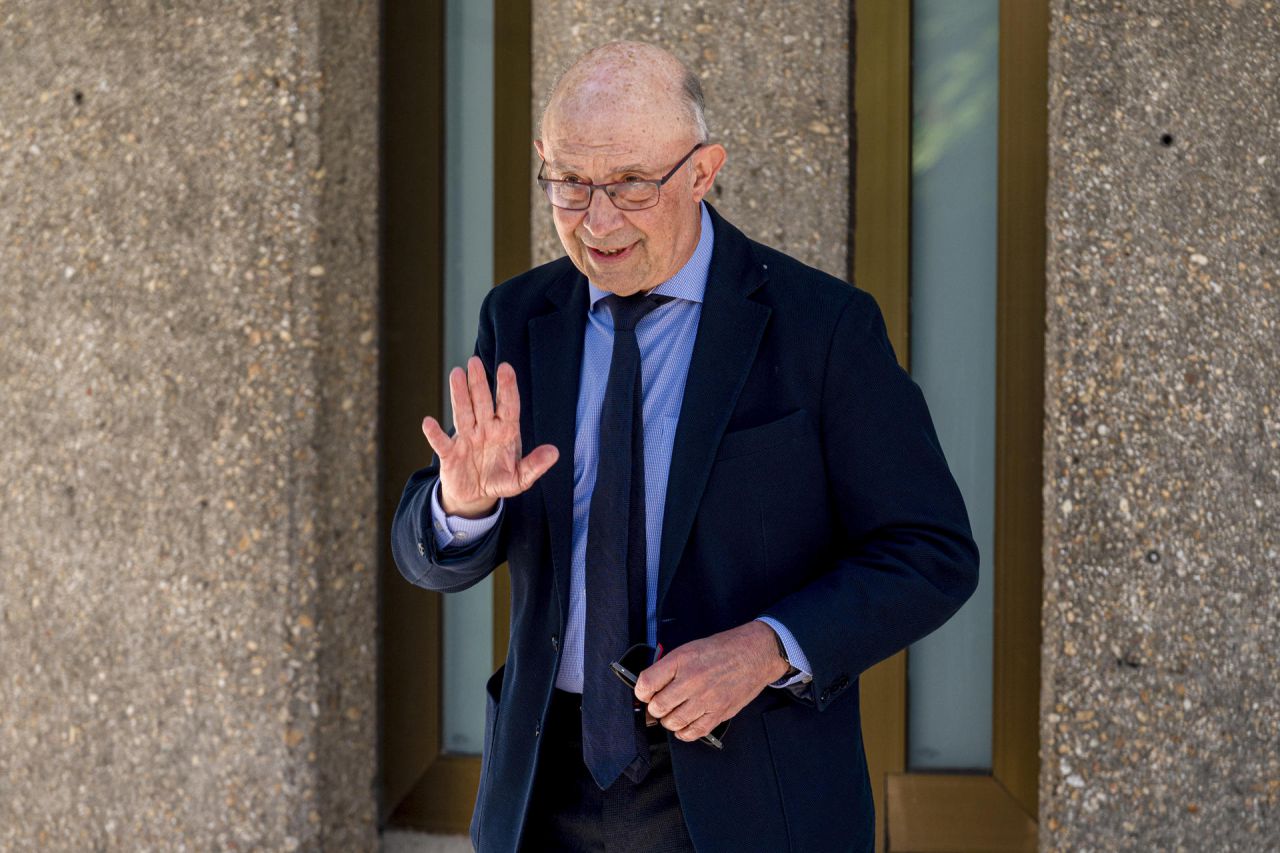 El exministro de Hacienda Cristóbal Montoro, a su llegada a la capilla ardiente del exministro del PP Josep Piqué, fallecido ayer jueves a los 68 años en Madrid, que permanecerá abierta hasta las 14.00 horas, este viernes en Madrid.-