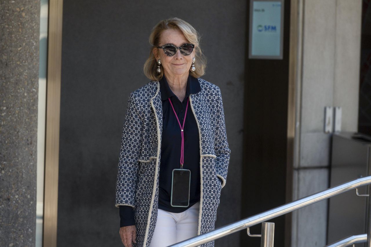 La expresidenta de la Comunidad de Madrid Esperanza Aguirre a su llegada a la capilla ardiente del exministro del PP Josep Piqué, fallecido ayer jueves a los 68 años en Madrid, que permanecerá abierta hasta las 14.00 horas, este viernes en Madrid.-