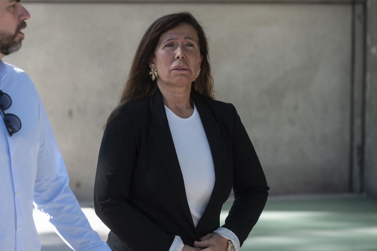 La senadora del PP Alicia Sánchez-Camacho a su llegada a la capilla ardiente del exministro del PP Josep Piqué, fallecido ayer jueves a los 68 años en Madrid, que permanecerá abierta hasta las 14.00 horas, este viernes en Madrid.-