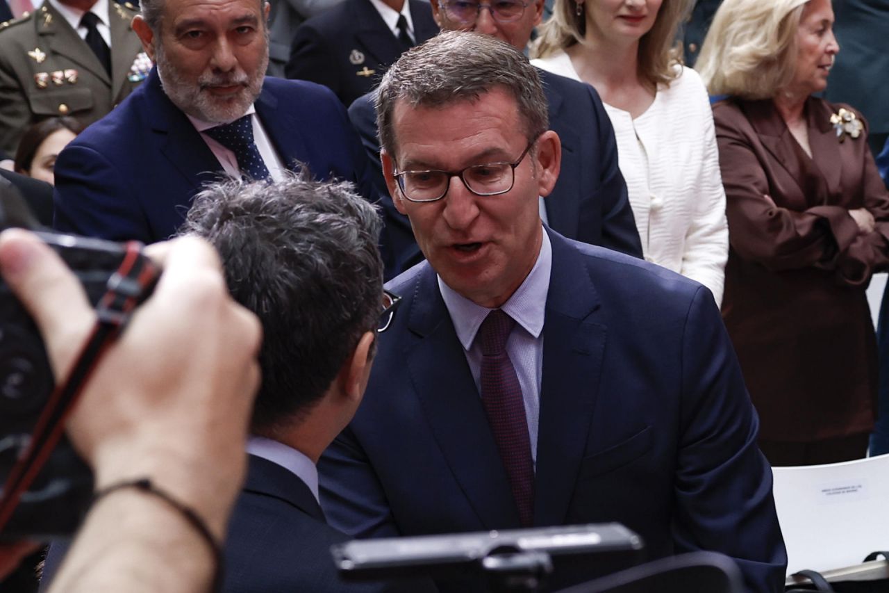 Alberto Núñez Feijóo saluda al ministro de Presidencia, Félix Bolaños, durante el acto institucional del Dos de mayo en Madrid.