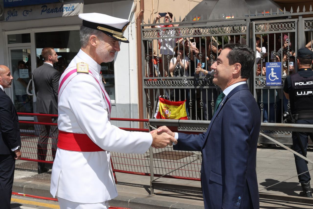 Don Felipe recibe el saludo del presidente de la Junta de Andalucía, Juan Manuel Moreno Bonilla.
