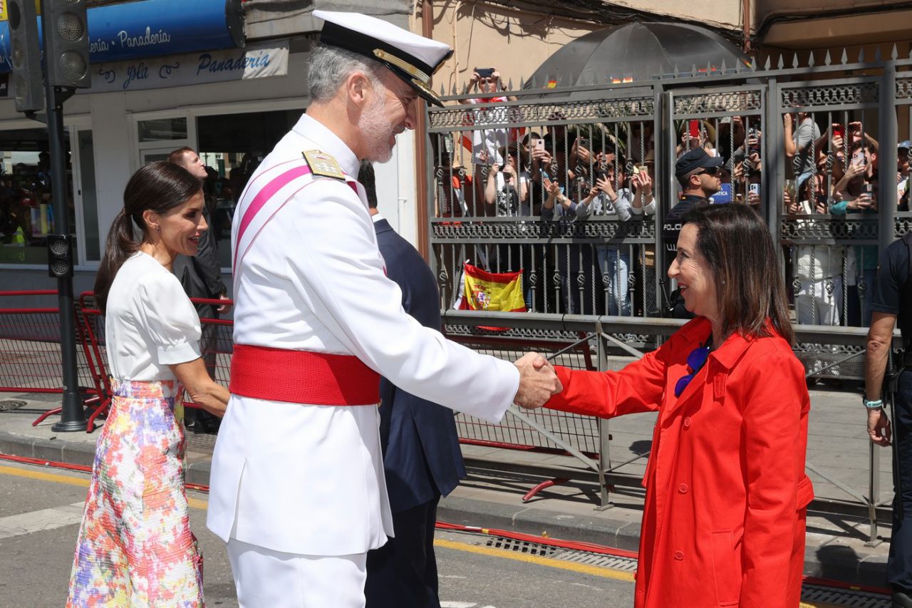 El Rey es saludado por la ministra de Defensa, Margarita Robles.