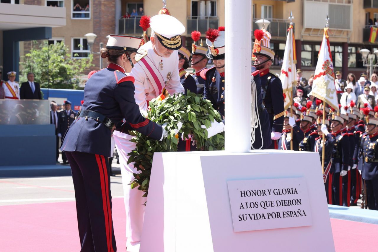 Su Majestad el Rey efectúa la ofrenda de la corona de laurel.