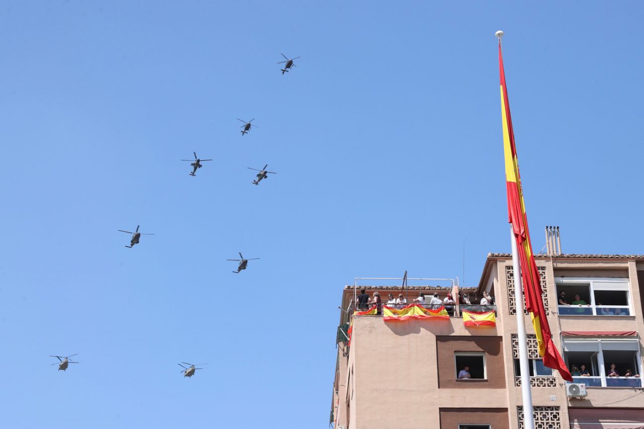 Un momento del desfile aéreo a su paso por la Glorieta Gonzalo Gallas de Granada.