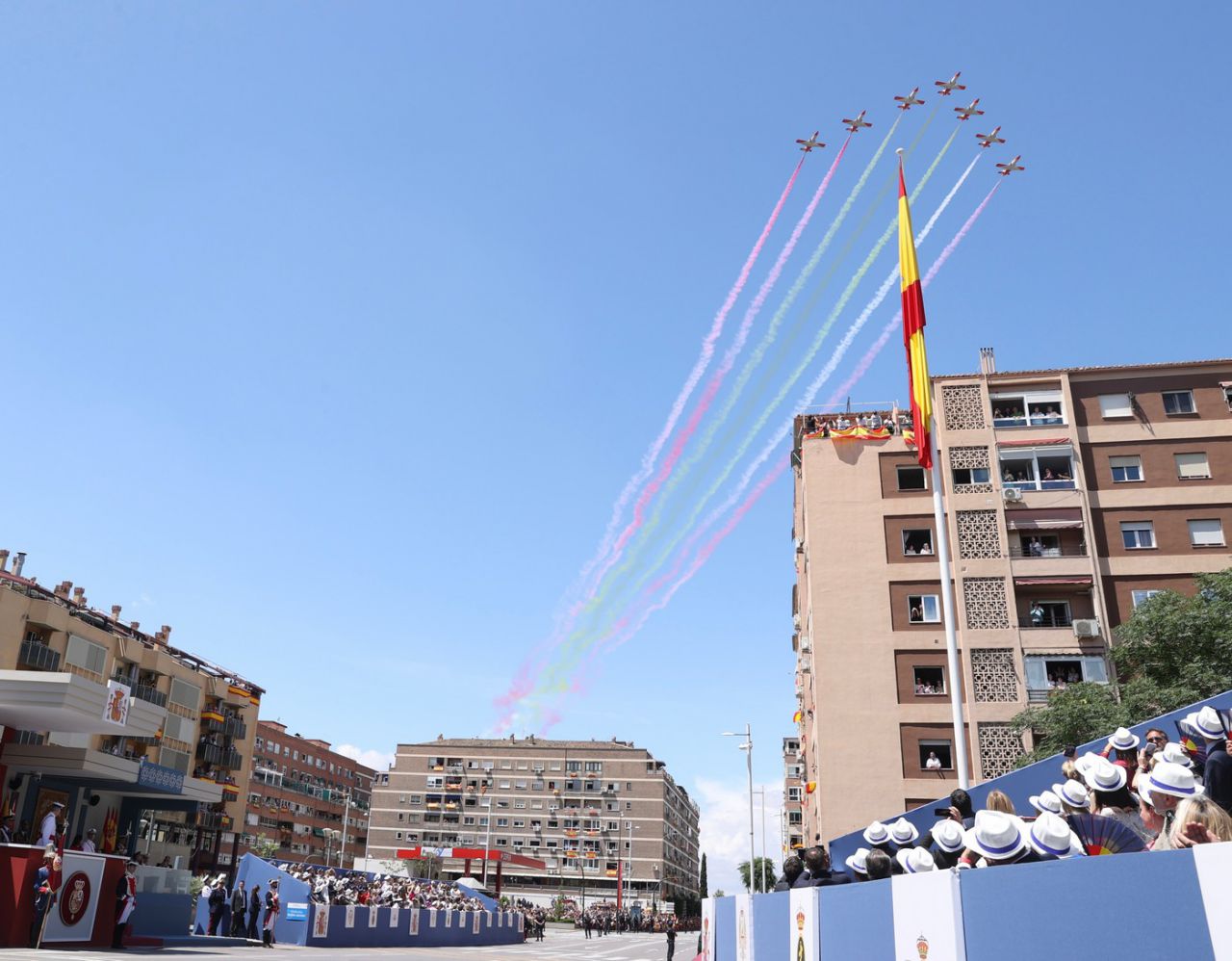 Sobrevuelo de la Patrulla Acrobática “Águila” por la Glorieta Gonzalo Gallas de Granada.