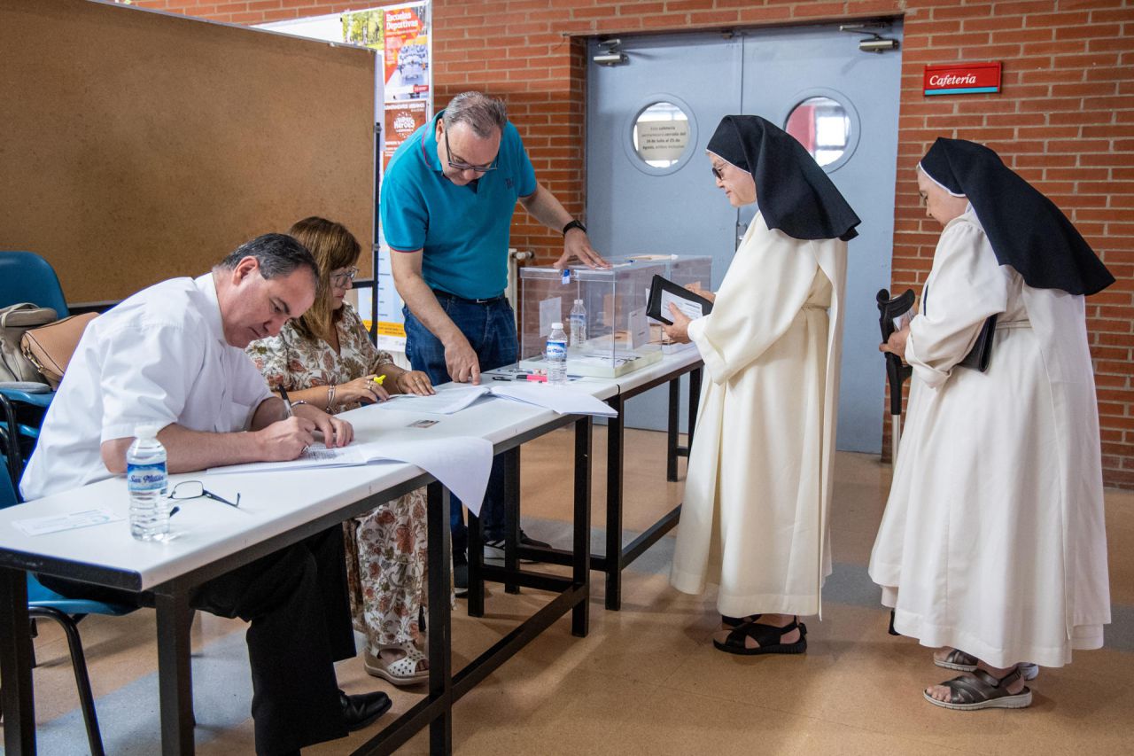 El obispo de la Diócesis de Calahorra y La Calzada-Logroño, Santos Montoya (i), ejerce este domingo como vocal de mesa electoral en el edificio Quintiliano de la Universidad de La Rioja.