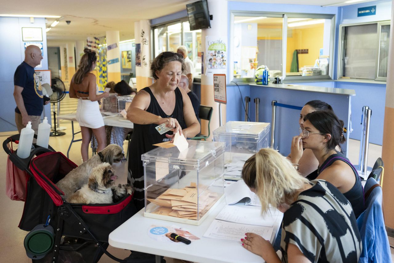  Una votante ejerce su derecho al voto en un colegio electoral de la localidad de Pineda de Mar.