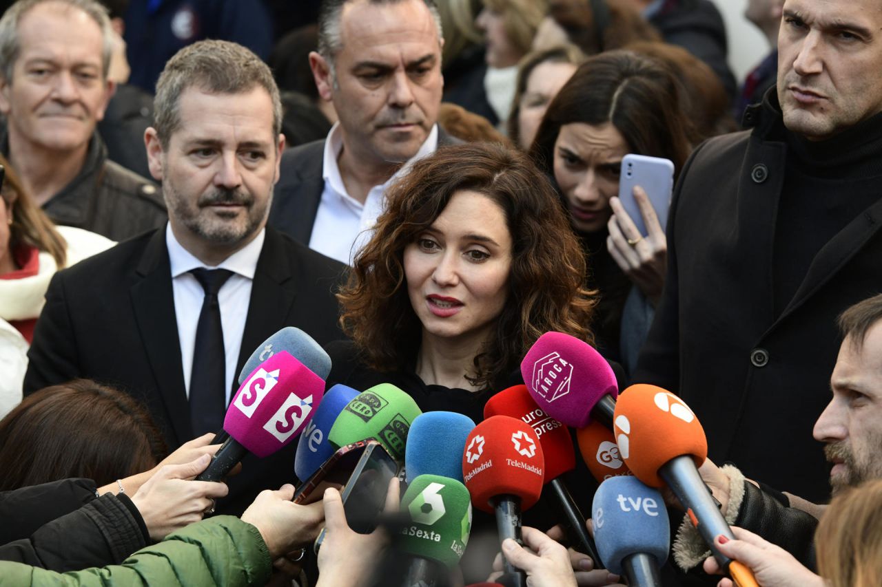 La presidenta de la Comunidad de Madrid, Isabel Díaz Ayuso (C), atiende a la prensa a las puertas de la capilla ardiente de la artista, instalada este sábado en el Teatro de La Latina de Madrid, tras fallecer hoy a los 84 años en el Hospital Puerta de Hierro Majadahonda (Madrid) a consecuencia de "una complicación en su enfermedad". 