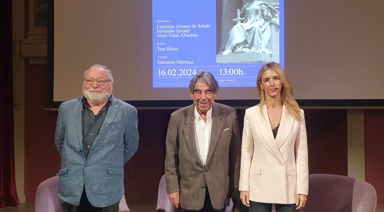 Fernando Savater, Tom Burns y Cayetana Álvarez de Toledo.
