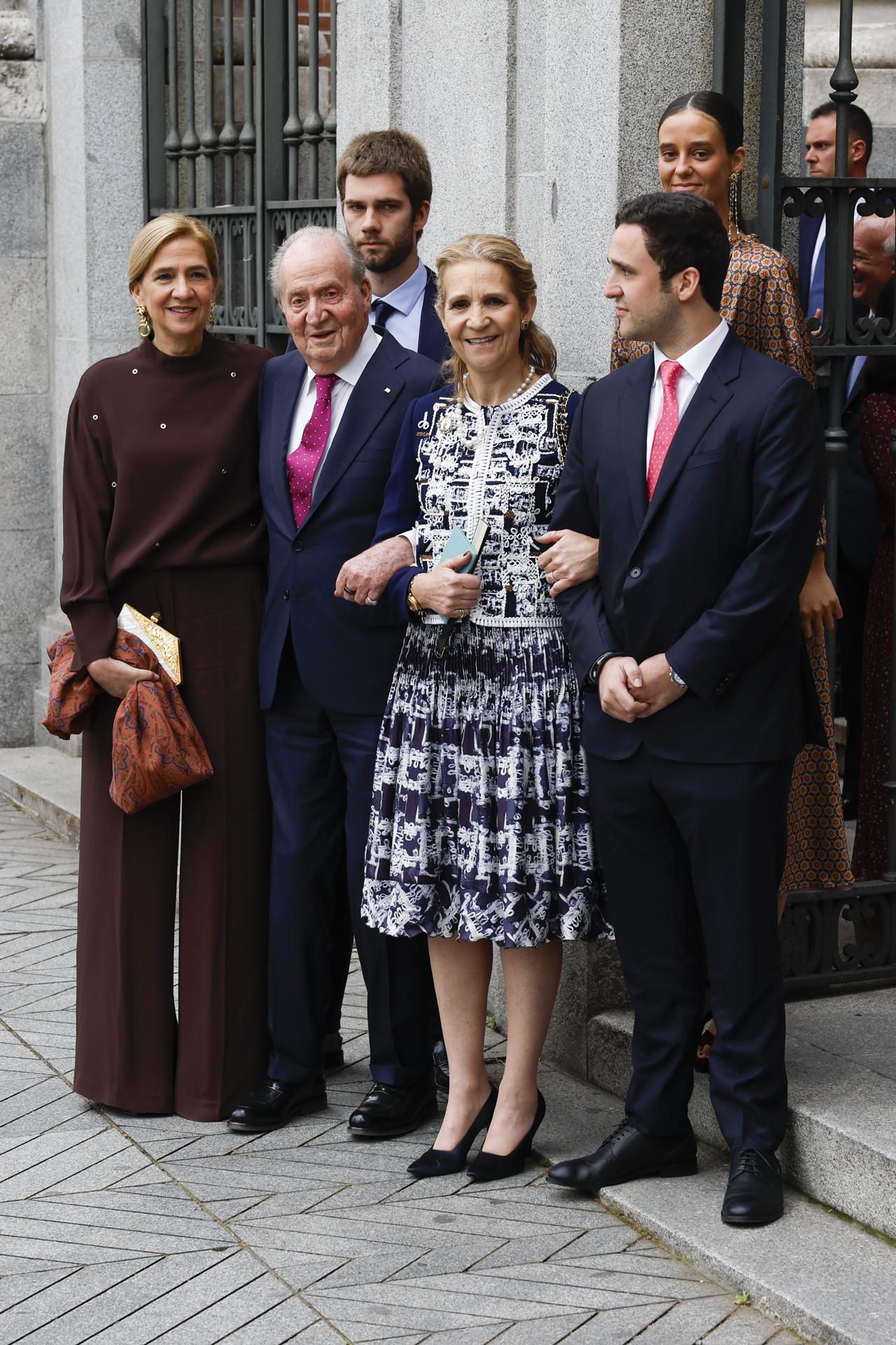 Juan Carlos I acompañado por sus hijas las infantas Cristina (i) y Elena (2d) de Borbón y sus nietos Felipe Juan Froilán de Marichalar (d), Victoria Federica de Marichalar (d, arriba) y Juan Valentín Urdangarín (2i, detrás).