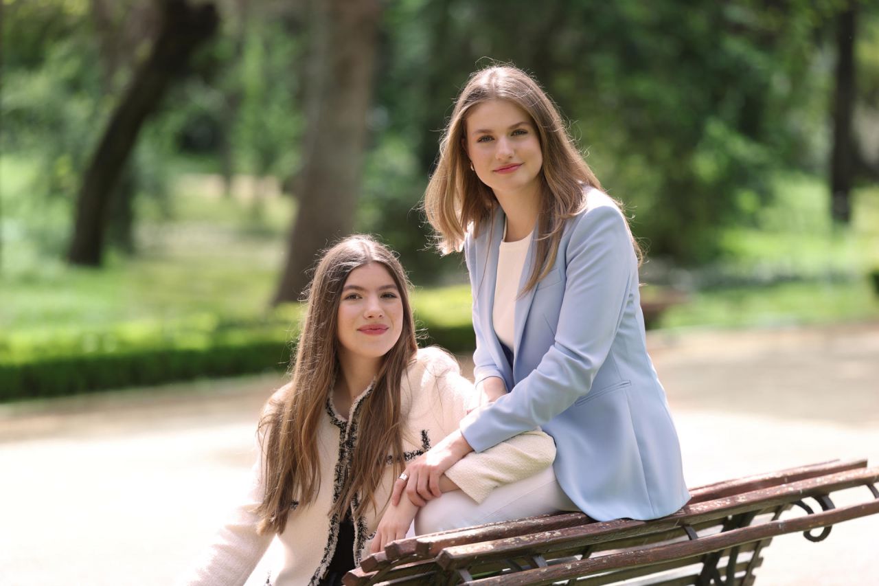La Casa Real ha distribuido este sábado once fotografías de los reyes con sus hijas tomadas en los Jardines del Moro del Palacio Real de Madrid con motivo del veinte aniversario de boda de don Felipe y doña Letizia, que se conmemora el próximo miércoles.  En las imágenes, captadas por los fotógrafos oficiales del Palacio de la Zarzuela hace unas semanas, los cuatro posan de manera relajada y vestidos de manera informal en distintos puntos de los jardines, en algunos con la fachada del palacio de fondo.  Los reyes han querido compartir el protagonismo de sus dos décadas de enlace con sus hijas, que aparecen en casi todas las fotos y en dos de ellas sin sus padres.  Solo en una fotografía se ve a la pareja sola, con don Felipe rodeando con el brazo a su esposa en una muestra de cariño.  En otra, aparece el rey de pie con sus manos en los hombros de doña Letizia, quien está sentada en la parte superior del respaldo de un banco, con la princesa y la infanta de fondo.  Ante una fecha simbólica como los veinte años de casados, el álbum fotográfico busca transmitir la unión y la complicidad que hay entre los cuatro, puesto que el denominador común es que se les ve sonrientes, abrazados o cogidos de la mano.  En sendos retratos, el jefe del Estado posa por separado con sus hijas y en otras dos, es la reina la que se entrelaza con ellas.  En una de las imágenes de los cuatro, el rey está sentado con la infanta y la reina de pie junto a la princesa de Asturias, con los jardines y el palacio de fondo.  La reina Letizia viste zapatillas deportivas y una indumentaria similar a la que lució en un acto en el Teatro Real el pasado día 6, cuando se informó de que había sufrido la rotura de la falange de un dedo del pie derecho, lo que la iba a obligar a llevar calzado plano y cómodo durante un mes y medio.  No obstante, la Casa Real no ha concretado la fecha exacta en la que se llevó a cabo la sesión fotográfica.  Para su realización, se aprovechó la presencia en Madrid de Leonor de Borbón, quien está en la recta final de su primer año de formación militar en la Academia de Zaragoza, y de su hermana, también en sus últimas semanas de su primer curso de bachillerato en el internado de Gales (Reino Unido).  Es la primera ocasión en la que los reyes y sus hijas protagonizan un posado en los históricos Jardines del Moro, situados en el recinto del Palacio Real. 
