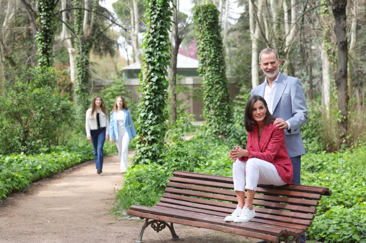 Fotografías de los Reyes Felipe y Letizia, junto a sus hijas, la princesa Leonor y la infanta Sofía, realizadas por el equipo fotográfico de la Casa de S.M. el Rey en los Jardines de Palacio Real, con motivo del vigésimo aniversario del enlace matrimonial de los Reyes que se cumplirá el próximo día, 22 de mayo.