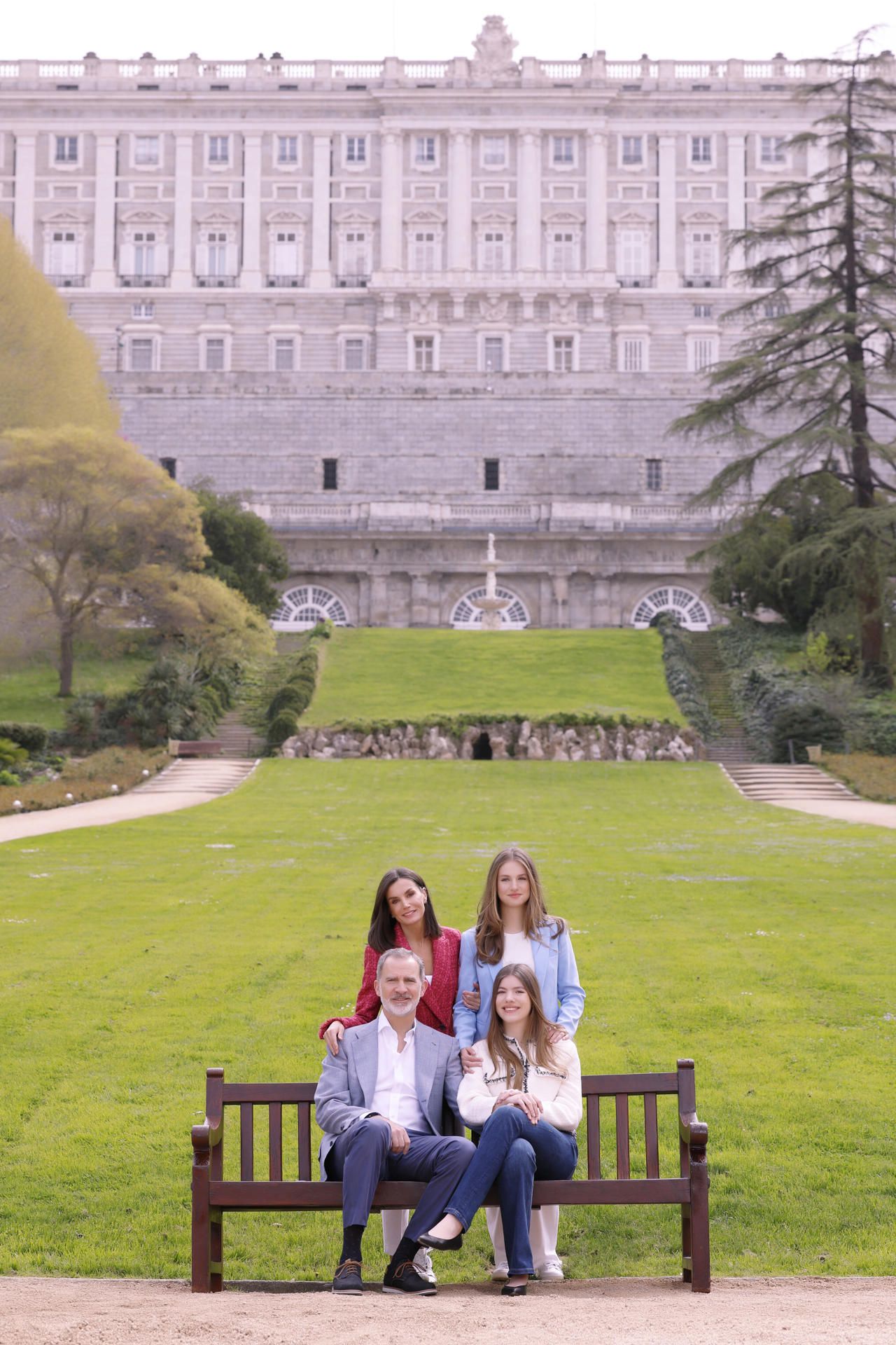 Fotografías de los Reyes Felipe y Letizia, junto a sus hijas, la princesa Leonor y la infanta Sofía, realizadas por el equipo fotográfico de la Casa de S.M. el Rey en los Jardines de Palacio Real, con motivo del vigésimo aniversario del enlace matrimonial de los Reyes que se cumplirá el próximo día, 22 de mayo.