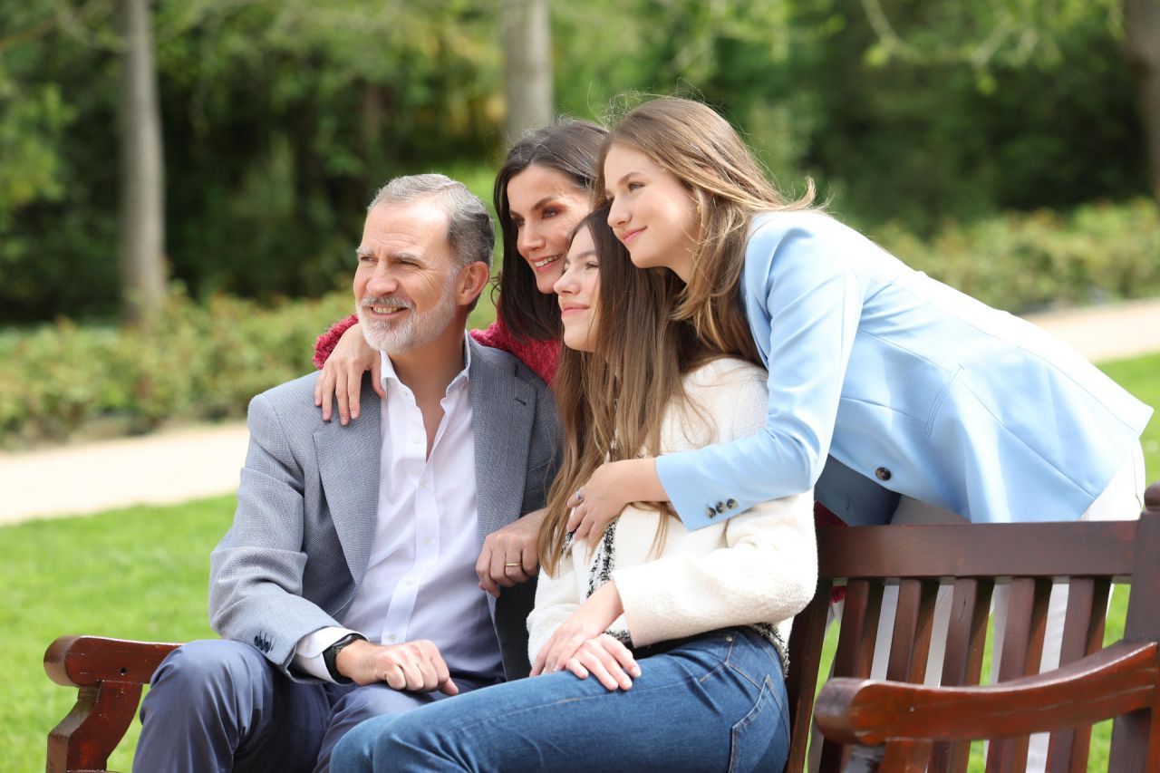 Fotografías de los Reyes Felipe y Letizia, junto a sus hijas, la princesa Leonor y la infanta Sofía, realizadas por el equipo fotográfico de la Casa de S.M. el Rey en los Jardines de Palacio Real, con motivo del vigésimo aniversario del enlace matrimonial de los Reyes que se cumplirá el próximo día, 22 de mayo.