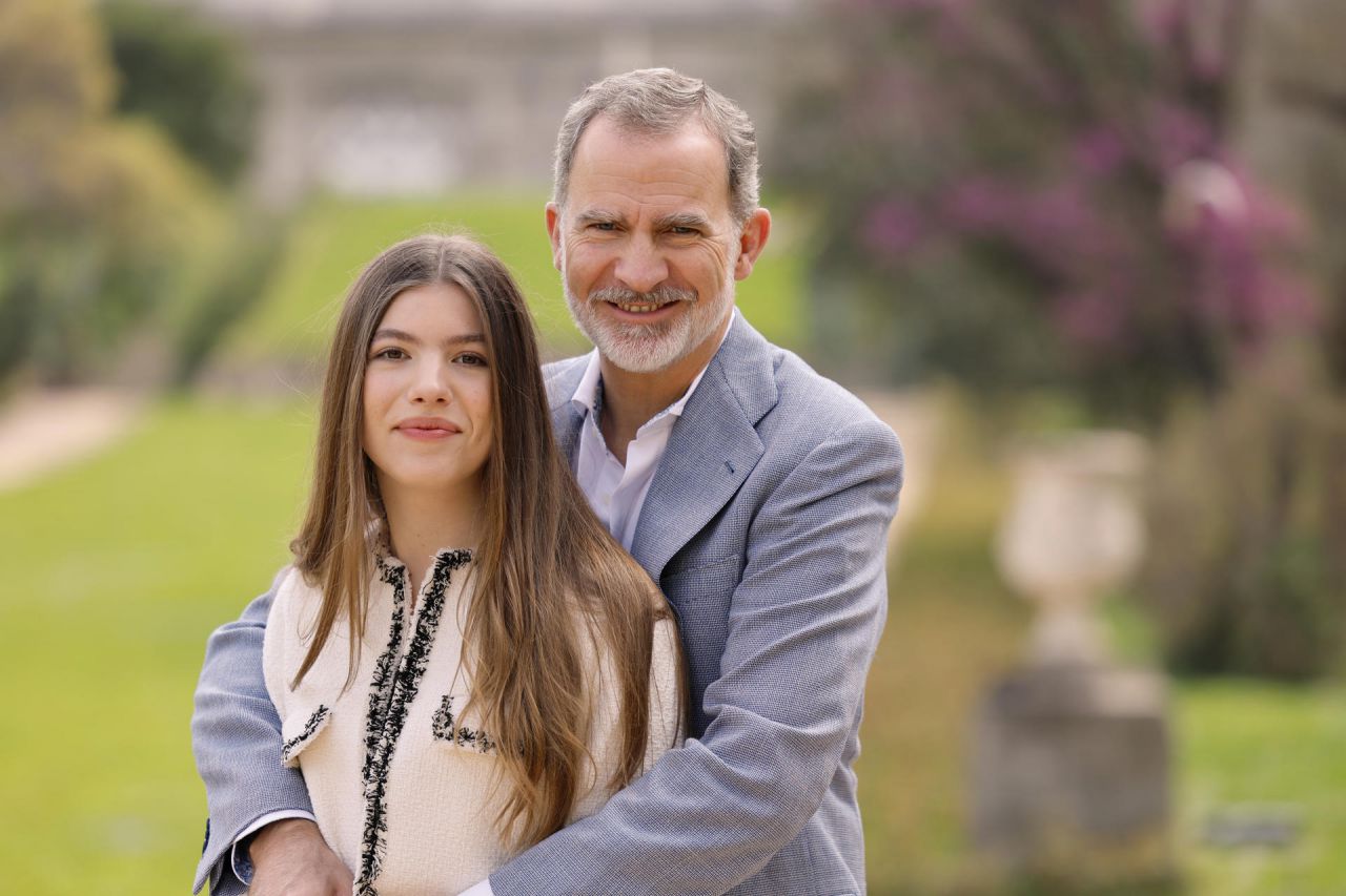 Fotografías de los Reyes Felipe y Letizia, junto a sus hijas, la princesa Leonor y la infanta Sofía, realizadas por el equipo fotográfico de la Casa de S.M. el Rey en los Jardines de Palacio Real, con motivo del vigésimo aniversario del enlace matrimonial de los Reyes que se cumplirá el próximo día, 22 de mayo.