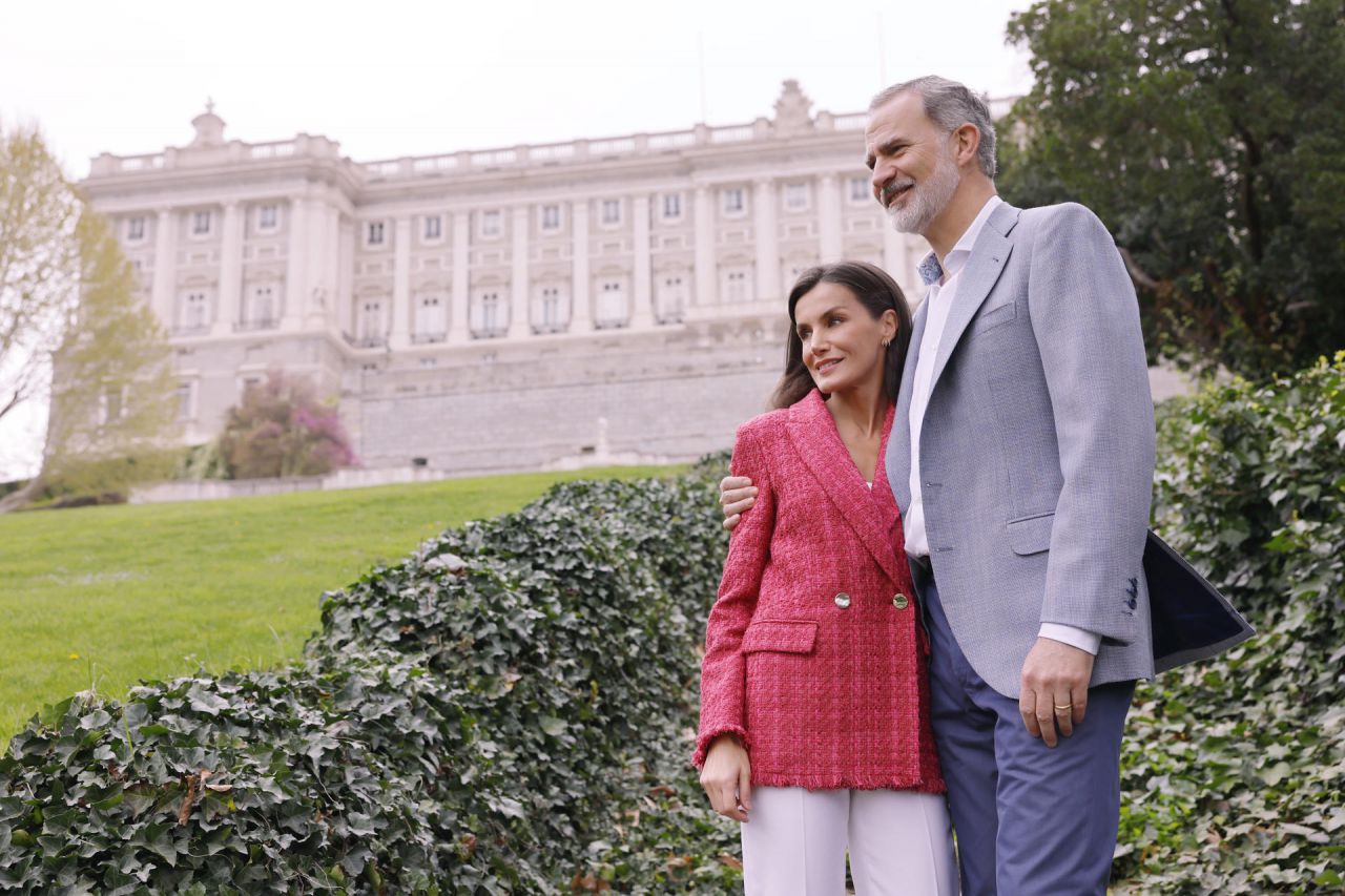 Fotografías de los Reyes Felipe y Letizia, junto a sus hijas, la princesa Leonor y la infanta Sofía, realizadas por el equipo fotográfico de la Casa de S.M. el Rey en los Jardines de Palacio Real, con motivo del vigésimo aniversario del enlace matrimonial de los Reyes que se cumplirá el próximo día, 22 de mayo.