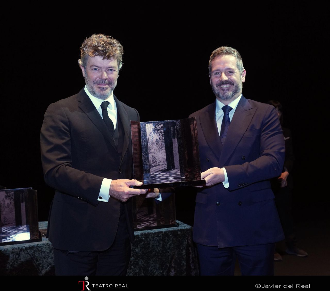 Pablo Heras-Casado, principal director invitado del Teatro Real, y Mariano de Paco, consejero de Cultura, Turismo y Deporte de la Comunidad de Madrid.