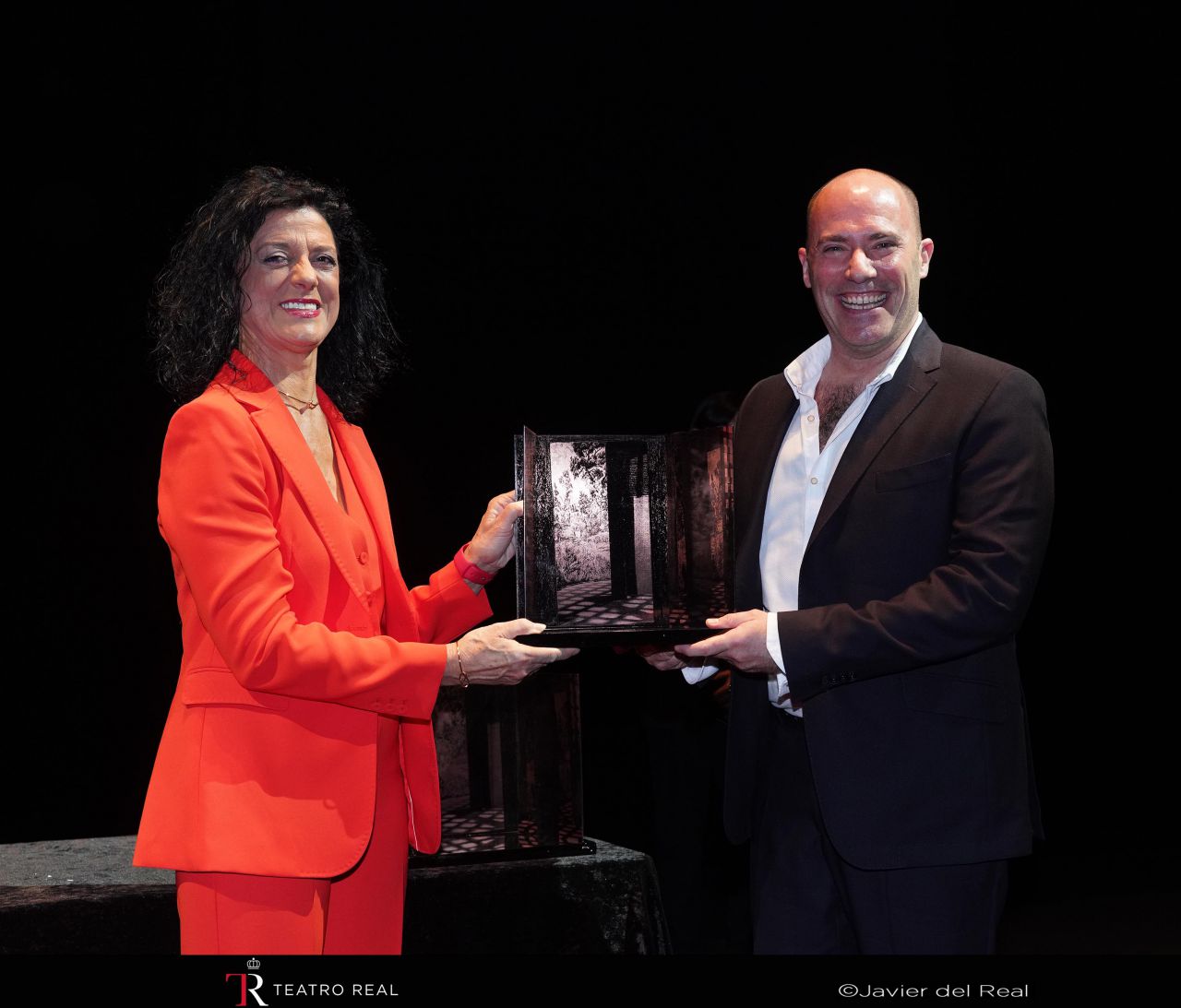  María José Gualda, secretaria de Estado de Presupuestos y Gastos, y Leigh Melrose, barítono.