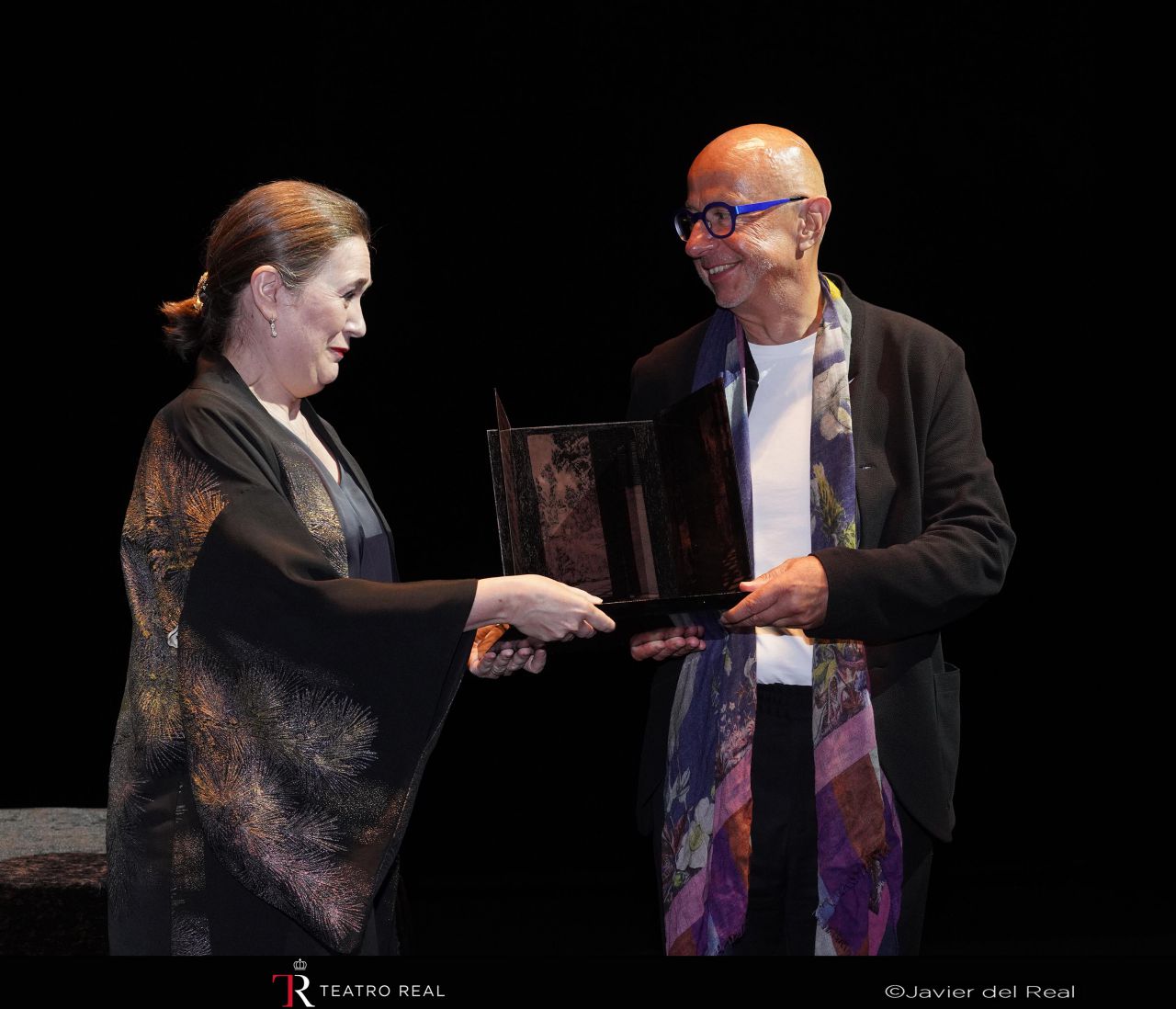  Martin Winkler, bajo-barítono, y Marta Rivera de la Cruz, delegada del Área de Gobierno de Cultura, Turismo y Deporte del Ayuntamiento de Madrid