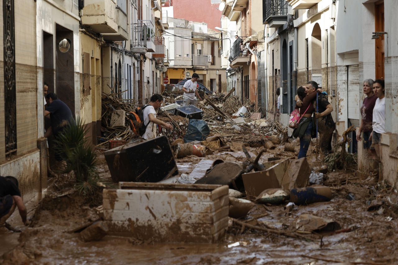 Varias personas trabajan en las labores de limpieza y desescombro en Paiporta, Valencia, este jueves.