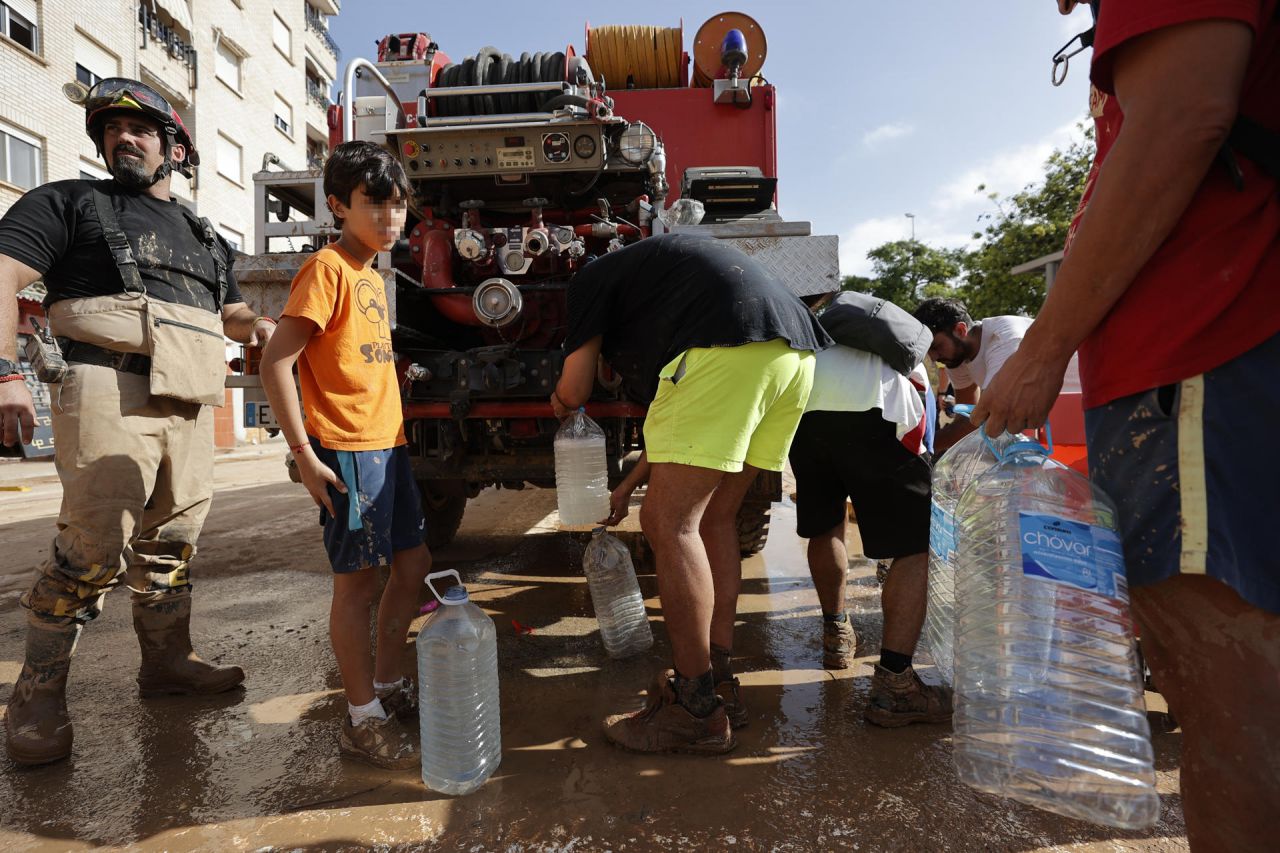 Un camión de la UME reparte agua potable en Paiporta.