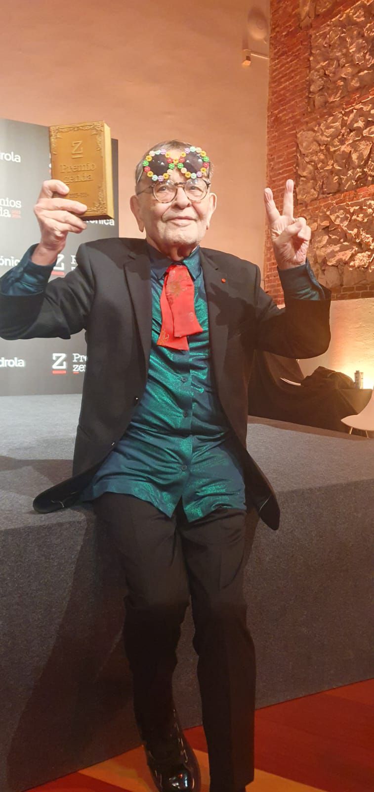 Fernando Arrabal posa con su premio.