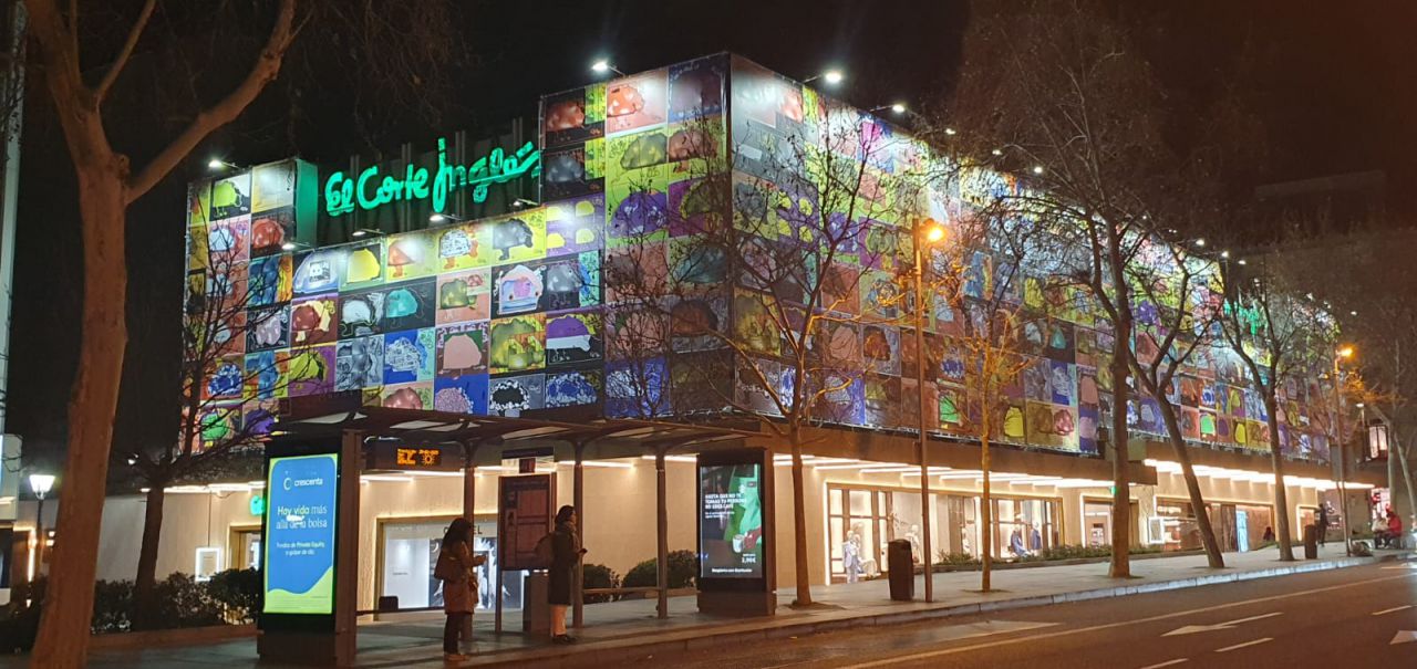 Fachada de El Corte Inglés de Serrano intervenida por Luis Gordillo.