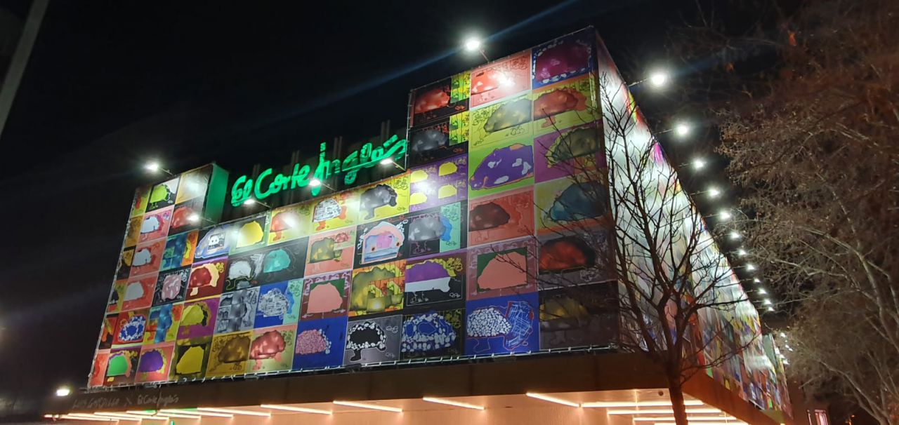 Fachada de El Corte Inglés de Serrano intervenida por Luis Gordillo.