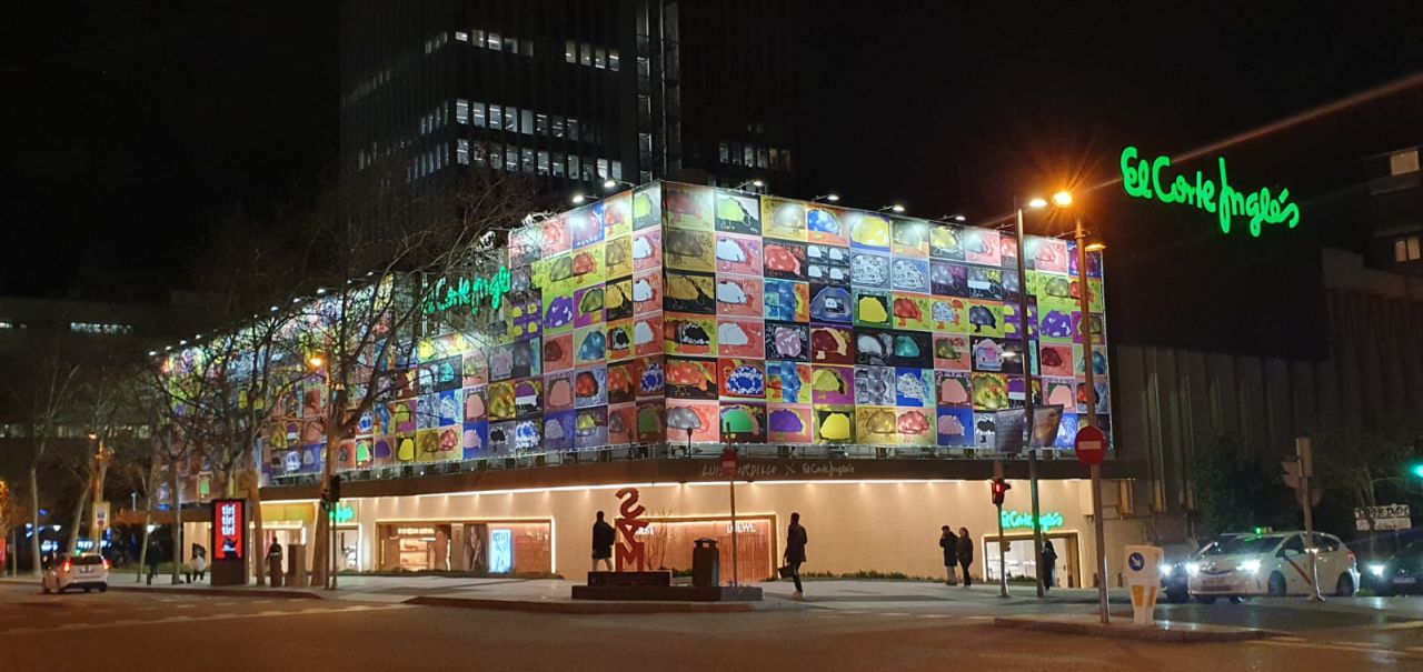Fachada de El Corte Inglés de Serrano intervenida por Luis Gordillo.