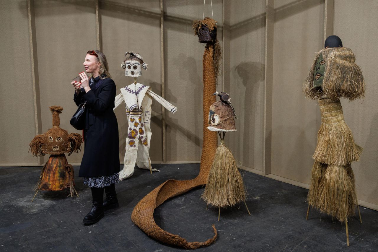 Visitantes admiran la obra '?Fibras vegetales y madera Medidas variables'? de la artista peruana Nereida López en el Espacio Amazonia.